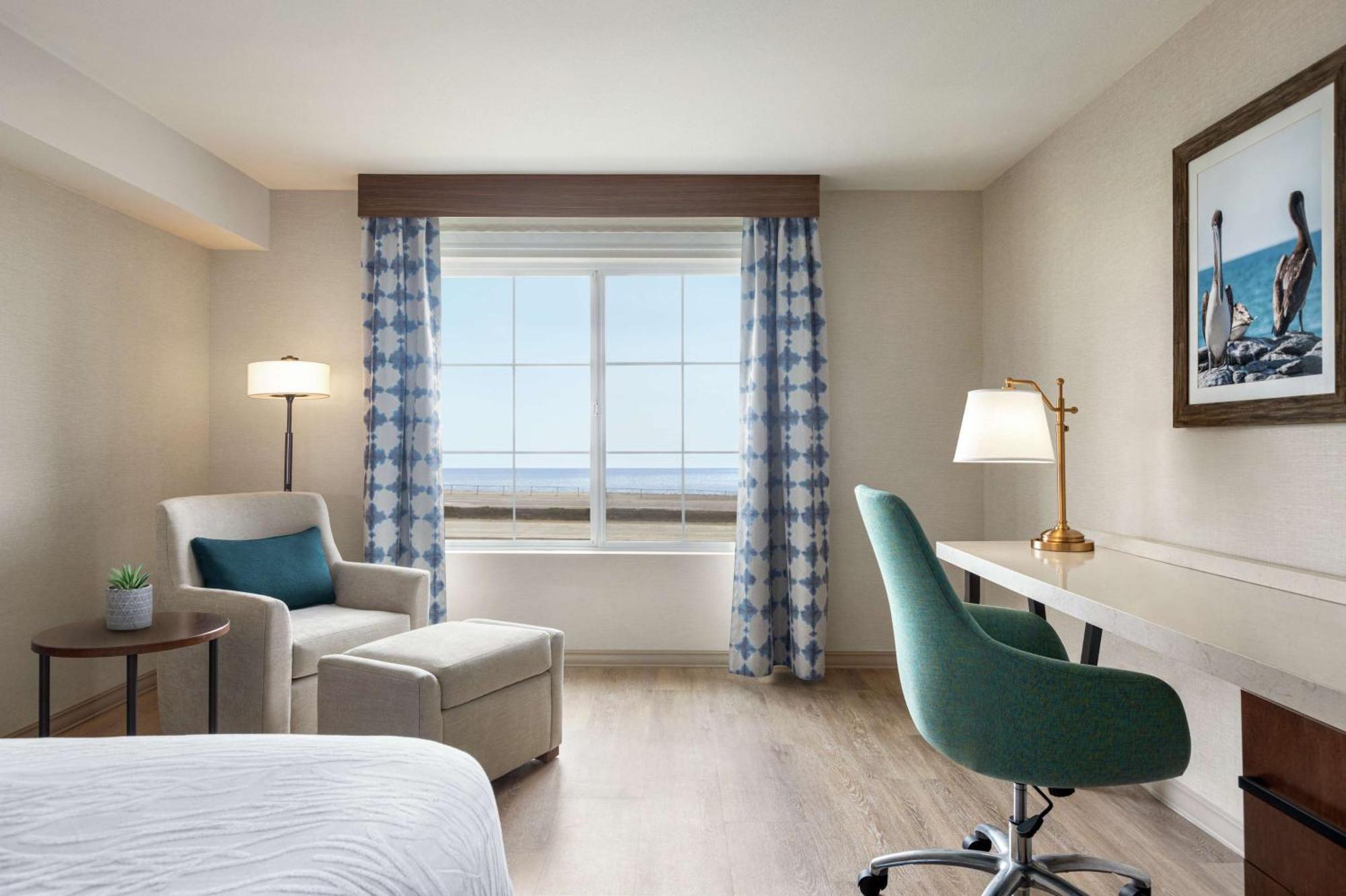 Zimmer mit Kingsize-Bett und Meerblick